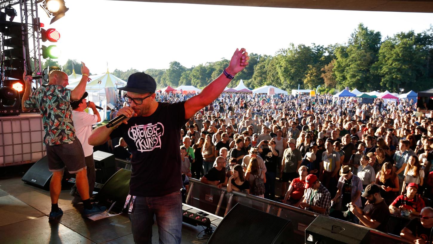 Hunderte lauschten allein dem Auftritt der österreichischen Rap-Formation Texta am Samstag.