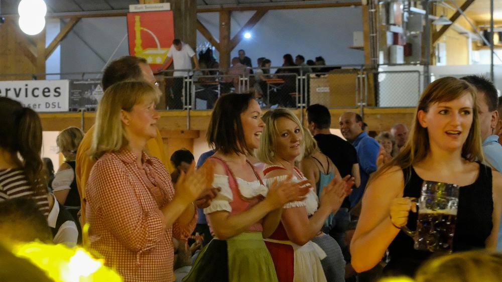 Party-People feiern vergnügt das Neumarkter Juravolksfest