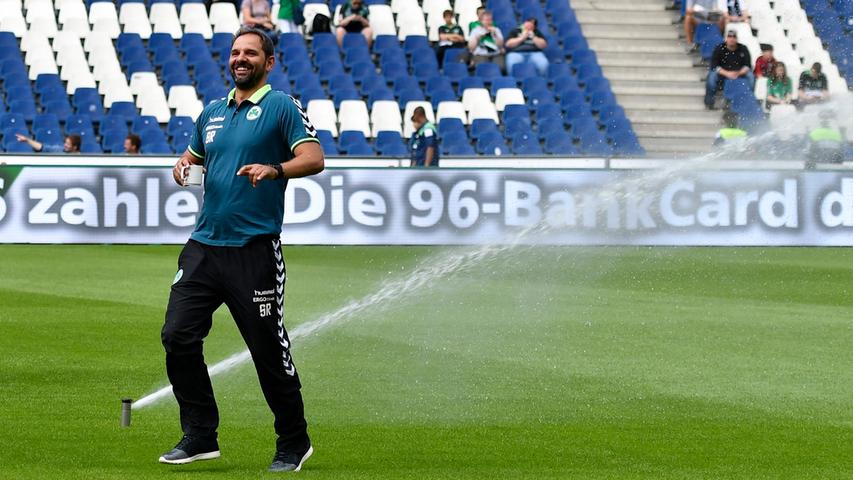 Schon vor dem Spiel wurde Stefan Ruthenbeck nass gemacht. Sein Team musste in Hannover aufgrund einiger nicht genutzten Tormöglichkeiten Lehrgeld bezahlen. Hier sind die Bilder des Spiels.