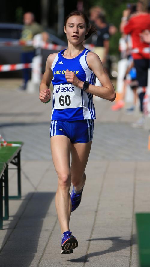Katharina Schmidt (LAC Quelle Fürth) stellt mit Corinna Bittel und Anja Bertleff einen neuen Jugend-Mannschaftsrekord über die 10.000 Meter auf: 2:00:48 Stunden.