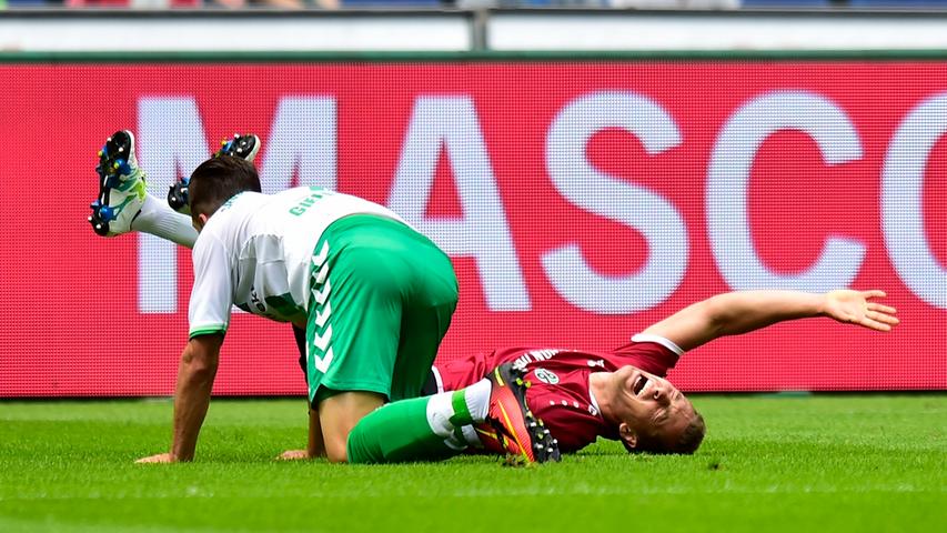 Eine unschöne Szene kurz vor der Pause: Stürmer Artur Sobiech verletzt sich bei einem eigenen Foul und muss sofort ausgewechselt werden.