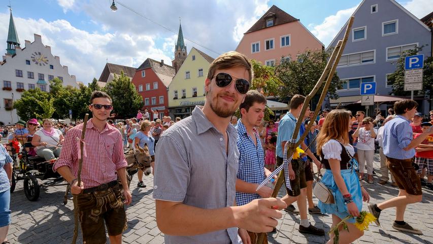"Neumarkt - des san mir": Der  Jura-Volksfestzug 2016