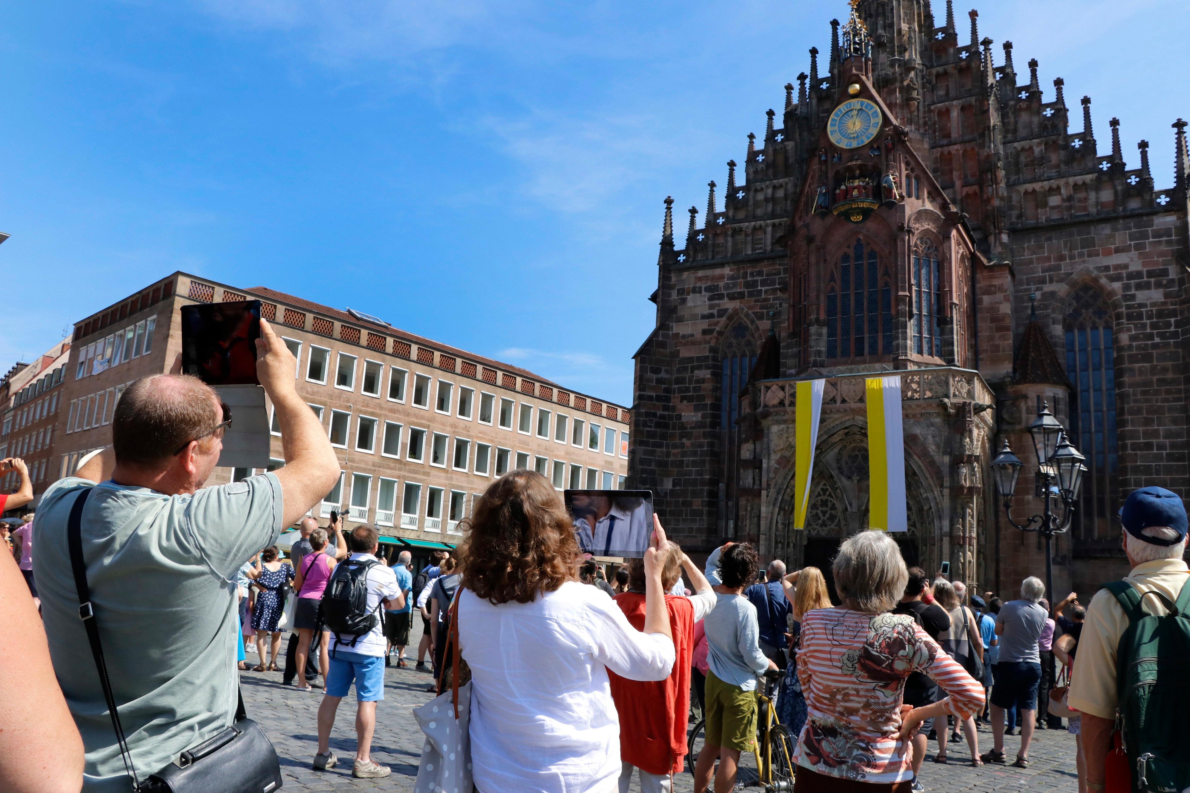 25.000 Unternehmen gibt es in Nürnberg. Die Stadt verzeichnet außerdem 3,3 Millionen Übernachtungen im Tourismus. Ein Tag freies WLAN am Hauptmarkt kostet die Stadt übrigens 76,50 Euro.