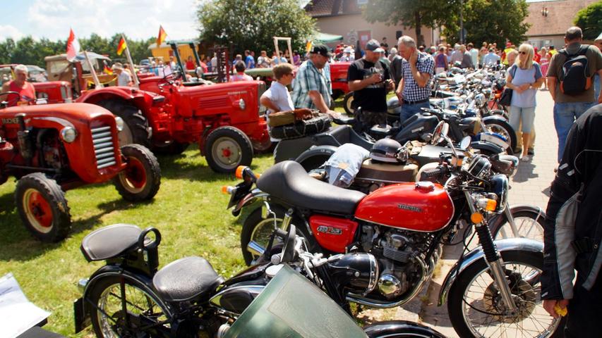 Mopeds, Motorräder, Autos und Traktoren: Das 12. Oldtimer-Treffen in Haundorf 