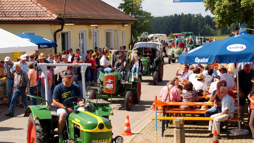 Mopeds, Motorräder, Autos und Traktoren: Das 12. Oldtimer-Treffen in Haundorf 