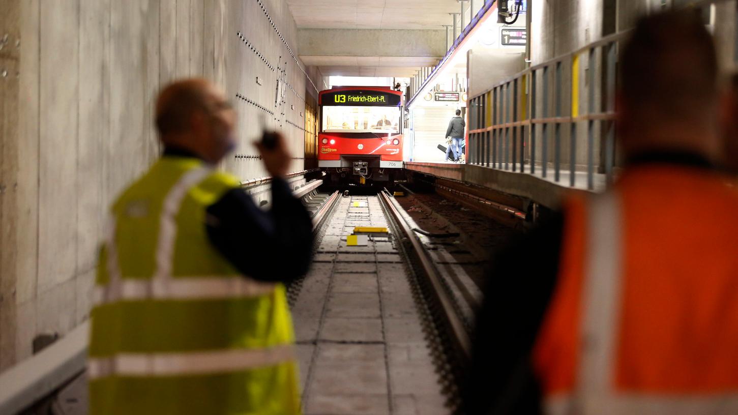 Unter Zeitdruck wurde in den Tunnelröhren nach einer fremden Person gesucht, nachdem es am Rathenauplatz zu einer Sicherheitsauslösung gekommen war. (Archivbild)