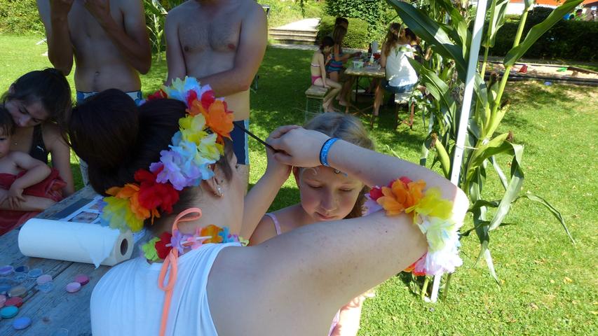 Blütenketten um den Hals und exotische Drinks in der Hand: Die Gäste des Karibik-Tags im Egloffsteiner Freibad freuten sich bei bestem Wetter über die zahlreichen Aktionen wie Kokosnuss-Weitwurf- und Kinder-Schminken, welche die Veranstalter organisiert hatten.