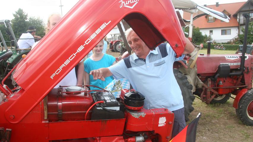Zum Grillfest der Feuerwehr Hagenbuch wird mit dem Traktor vorgefahren: Das Oldtimertreffen lockt alljährlich zahlreiche Liebhaber der schmucken Raritäten an.