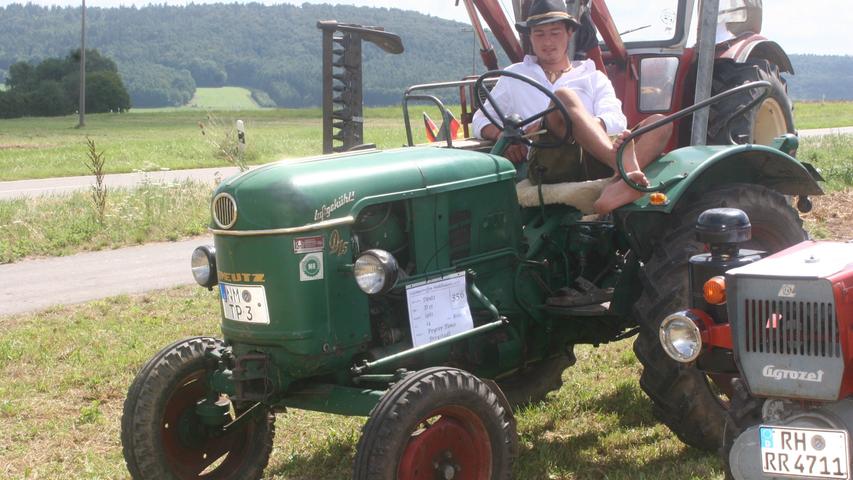 Zum Grillfest der Feuerwehr Hagenbuch wird mit dem Traktor vorgefahren: Das Oldtimertreffen lockt alljährlich zahlreiche Liebhaber der schmucken Raritäten an.