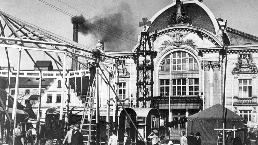 In den dreißiger jahren entstand dieses Foto, es zeigt Aufbauarbeiten zur Kärwa. Neben dem Stadttheater raucht vermutlich der Schornstein der Geismann-Brauerei.