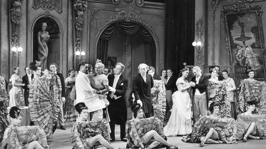Operetten-Paradies Fürth: In den zwanziger Jahren, vor allem aber im Dritten Reich regiert die leichte Muse - hier ein undatierter Szenenausschnitt aus einer Aufführung von Walter Kollos "Wie einst im Mai".