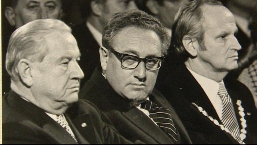 Hoher Besuch in Parkettreihe eins: US-Außenminister - und gebürtiger Fürther - Henry Kissinger 1975 zwischen Ministerpräaident Alfons Goppel (li.) und Oberbürgermeister Kurt Scherzer.