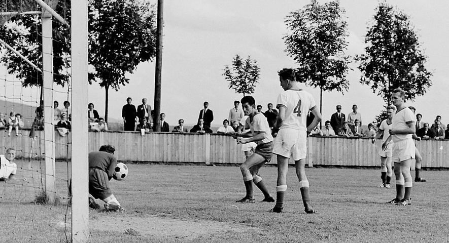 In dieser Szene erzielt Günther Kern (dunkle Hose) das 3:1 für Effeltrich. Die anderen drei Treffer im Guttenberg-Pokalfinale 1966 gegen den FC Trieb steuerte der damals erst 18 Jahre alte Hans „Jack“ Meier bei.