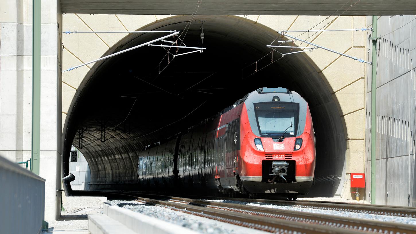 Die neue 306 Meter lange Tunnelröhre durch den Erlanger Burgberg ist seit gestern für den Zugverkehr freigegeben.