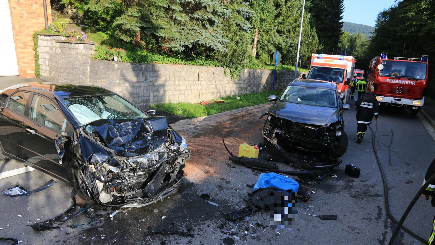 Bei dem Unfall in Ebermannstadt am Montagabend verletzten sie die beiden Fahrer schwer.