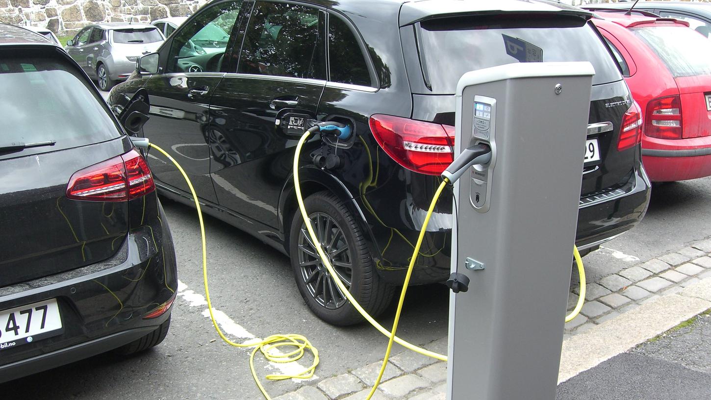 kein ungewohntes Bild in Norwegen: Auf einem Parkplatz in Oslo laden Elektroautos.