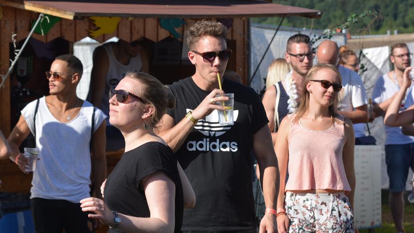 Auf der der Spielwiese oder an der Sonnenbar: Die rund 700 Besucher beim Sommertanz Open Air Festival bei Bammersdorf nutzten den sonnigen Samstag, um den ganzen Tag der elektronischen Tanzmusik zu frönen.