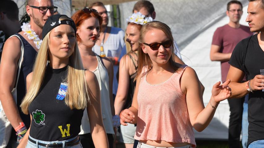 Auf der der Spielwiese oder an der Sonnenbar: Die rund 700 Besucher beim Sommertanz Open Air Festival bei Bammersdorf nutzten den sonnigen Samstag, um den ganzen Tag der elektronischen Tanzmusik zu frönen.