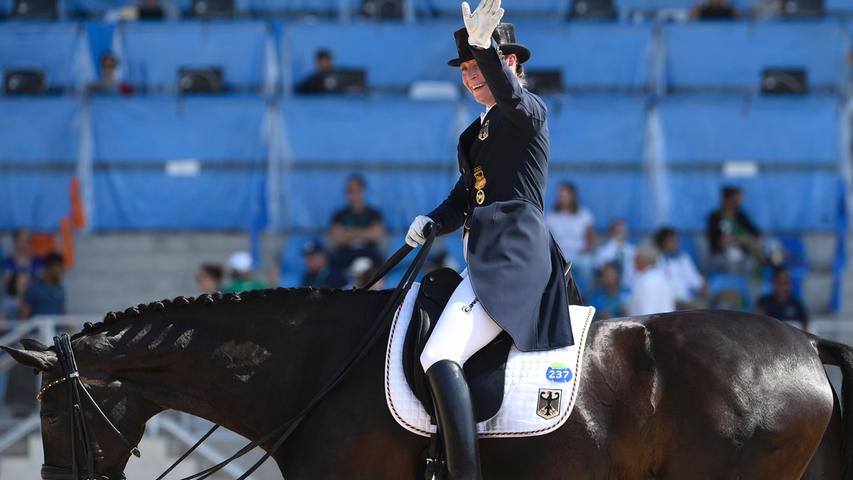 Isabell Werth reitet mit uralten Stiefeln, in Rio sogar zum sechsten Olympia-Gold. "Die trage ich seit 1991", sagt die 47-Jährige, die die erfolgreichste Reiterin der olympischen Geschichte ist. Die Vorzüge: "Die sind außen hart und innen weich."