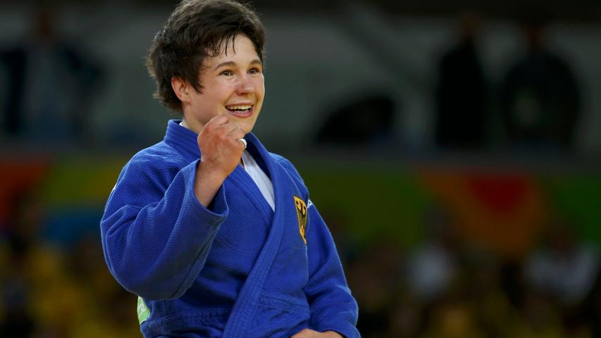 Laura Vargas-Koch, Bronzemedaillen-Gewinnerin im Judo, muss vor jedem Kampf erstmal richtig Bodenhaftung haben: "Ich streife mit den Füßen über die Matte und springe dann hoch. Ich kann dadurch die Matte besser spüren."