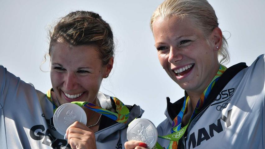 Die Rennkanutinnen Franziska Weber und Tina Dietze haben in einem spannenden Rennen die Silbermedaille gewonnen. Die Olympiasiegerinnen von 2012 mussten sich am Dienstag im Kajak-Zweier über 500 Meter nur hauchdünn dem Boot aus Ungarn geschlagen geben.