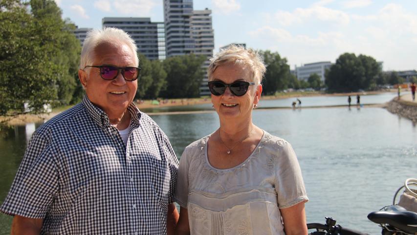 Gerda (70) und Josef (76) Amberger sind zum ersten mal mit dem Fahrrad an der Norikusbucht unterwegs: "Wir finden es wirklich schön hier und werden wohl öfters vorbei schauen."