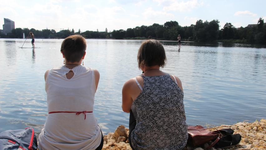 Die beiden Freundinnen Julia Stanger (27) und Alessandra Bobeth (26) genießen die letzten Sonnenstrahlen. "Ich finde es super, dass die Stadt ans Wasser heranwächst", freut sich Julia. 