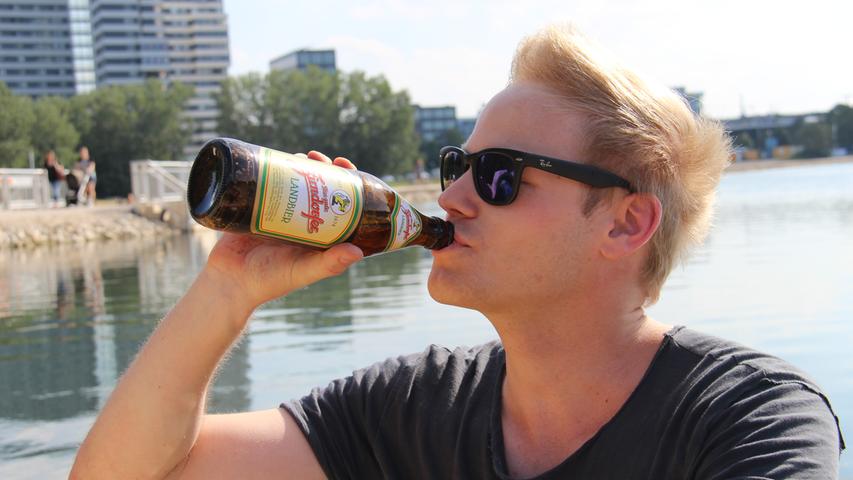 Der Wahlberliner Robert Eschenbacher (27) ist für ein paar Tage in die mittelfränkische Heimat gereist. Mit Blick auf das Wasser gönnt er sich ein kühles Blondes.