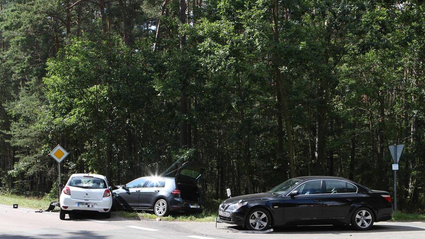 Gegenverkehr übersehen: Drei Menschen bei Gunzenhausen verletzt