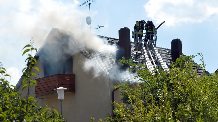 Dachgeschoss brennt: Großeinsatz in Dormitz