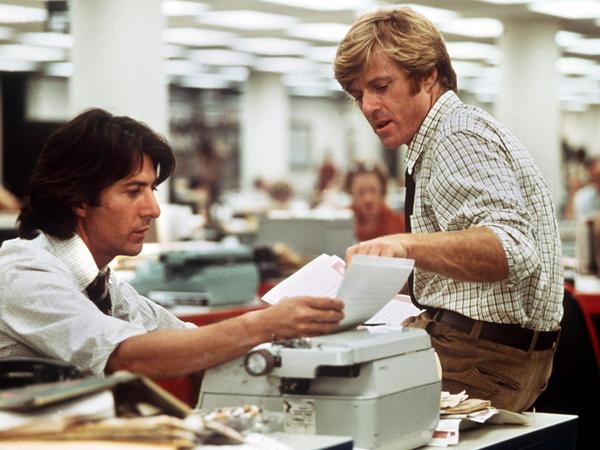 Bis heute der Lieblingsfilm wohl aller Journalisten: Robert Redford (rechts im linken Bild) und Dustin Hoffman 1976 in "Die Unbestechlichen" als Washington Post-Reporter, die den Watergate-Skandal aufdecken.