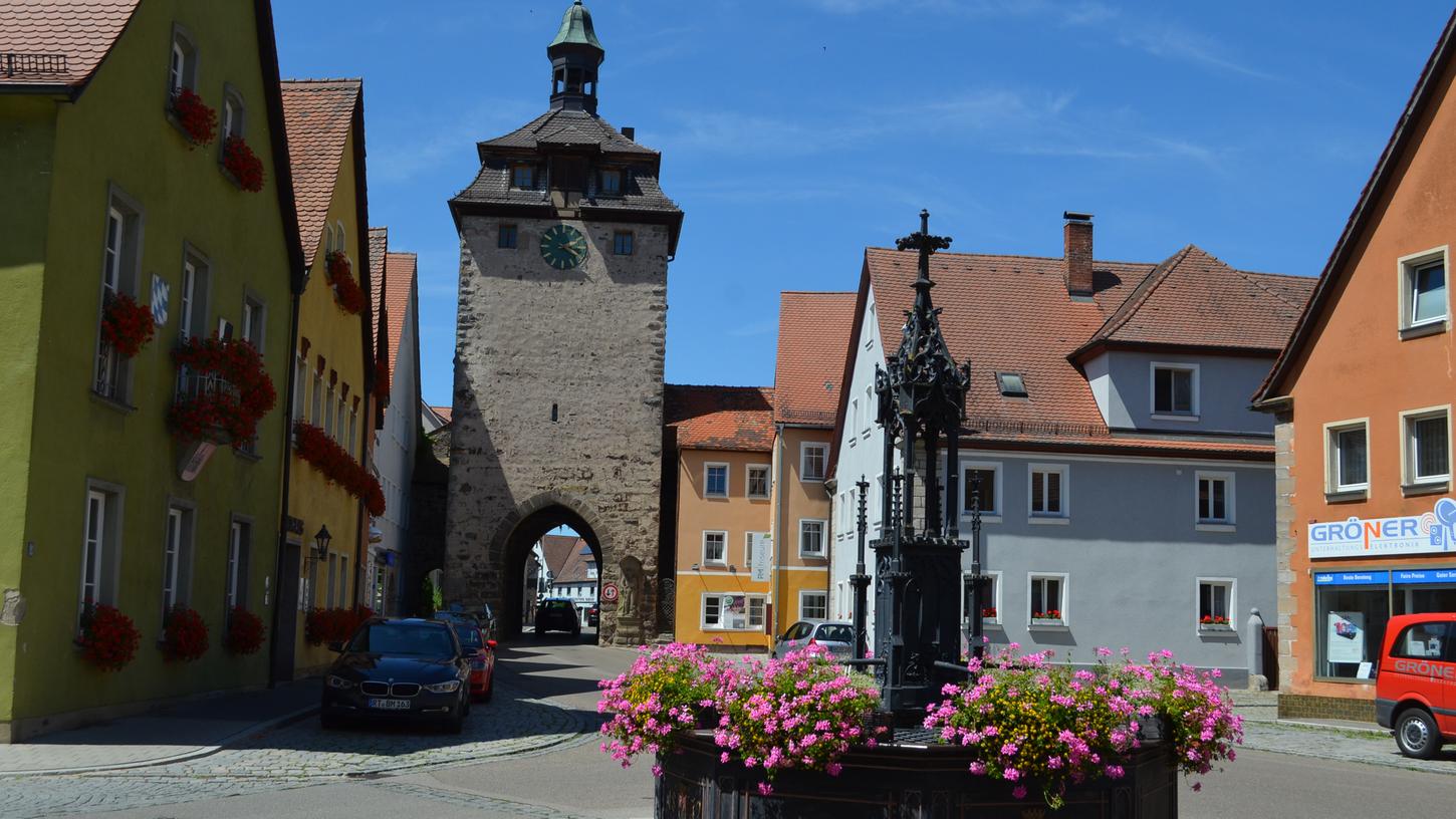 Beschauliches Städtchen sucht Bürgermeister: Hier der Röhrenbrunnen, links das gelb gestrichene Rathaus.
