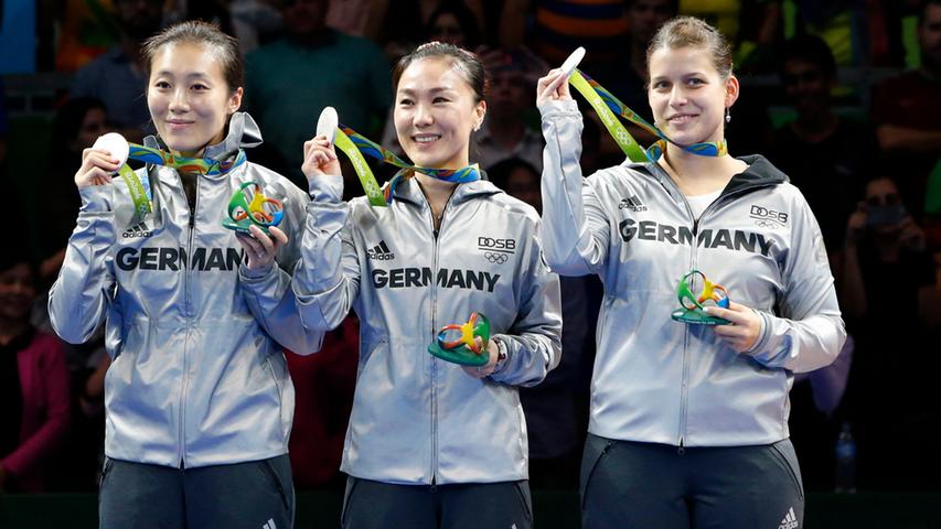 Deutschlands Tischtennis-Damen haben bei den Olympischen Spielen das Finale im Teamwettbewerb verloren und Silber geholt. Han Ying, Petrissa Solja und Shan Xiaona unterlagen in Rio de Janeiro Favorit China mit 0:3.
