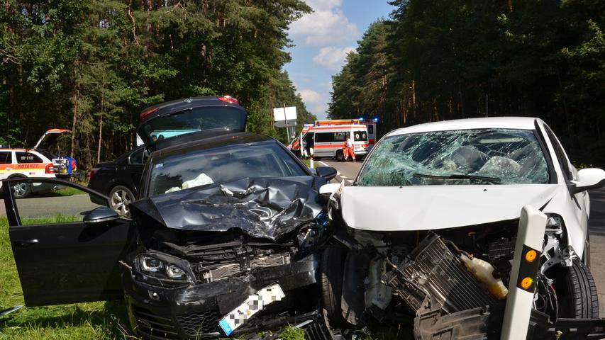 Drei Verletzte, zwei Totalschäden: Bei Gundelshalm krachten drei Autos ineinander; Airbags verhinderten das Schlimmste.