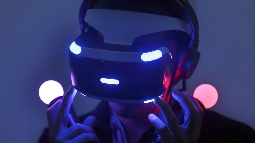 Virtual Reality steht dieses Jahr im Fokus auf der Spielemesse. Auch im Gaming-Sektor spielt das eine immer größere Rolle. Neue technische Entwicklungen im Bereich Eye-Tracking sollen bei dem Spieler das Gefühl erzeugen, er wäre ein Teil des Spiels.