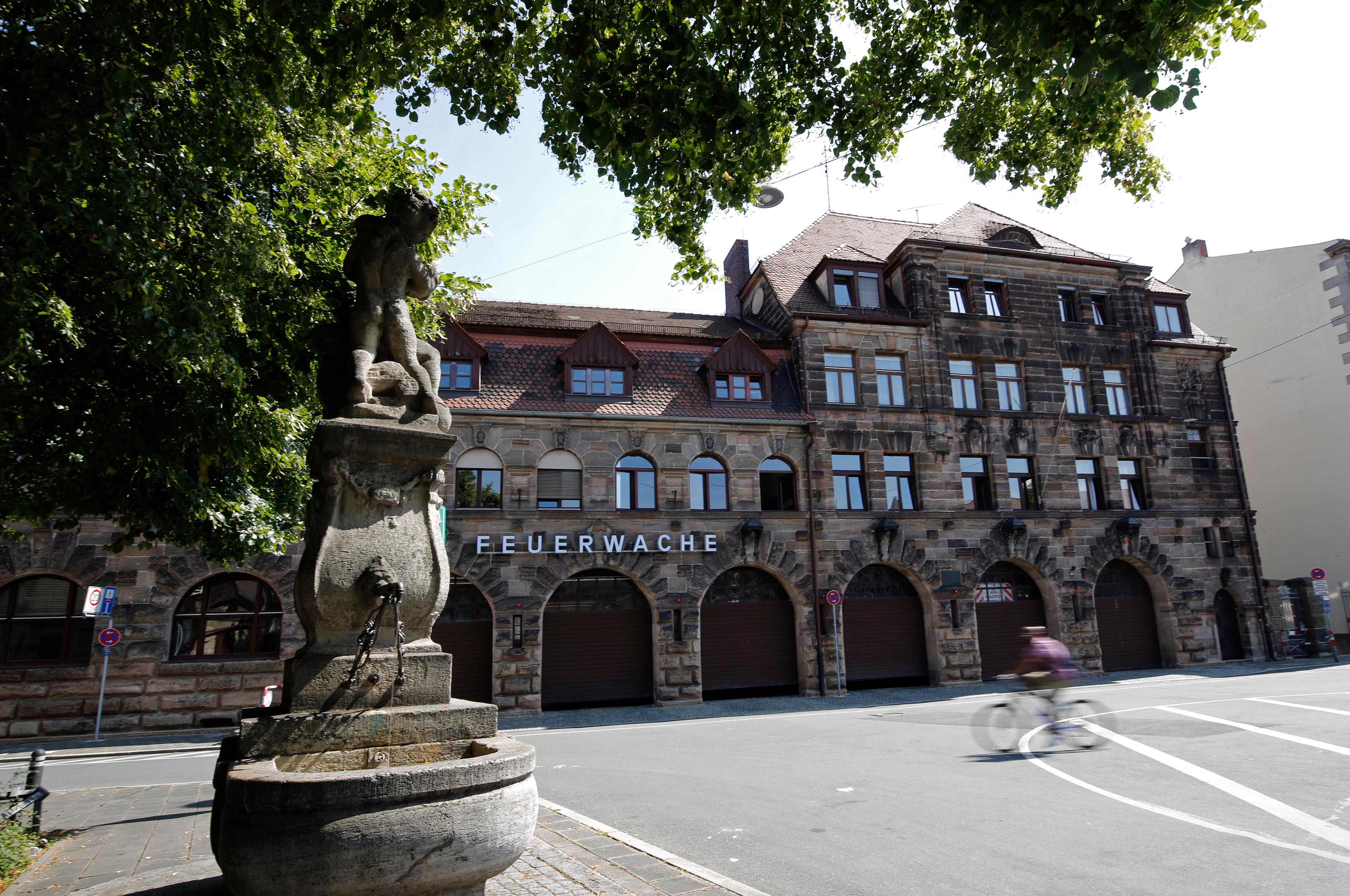 1908 wurde das prächtige Sandsteingebäude am Helmplatz bezogen.