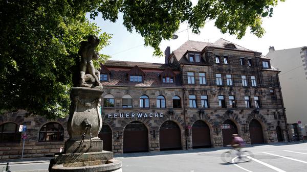 1908 wurde das prächtige Sandsteingebäude am Helmplatz bezogen.