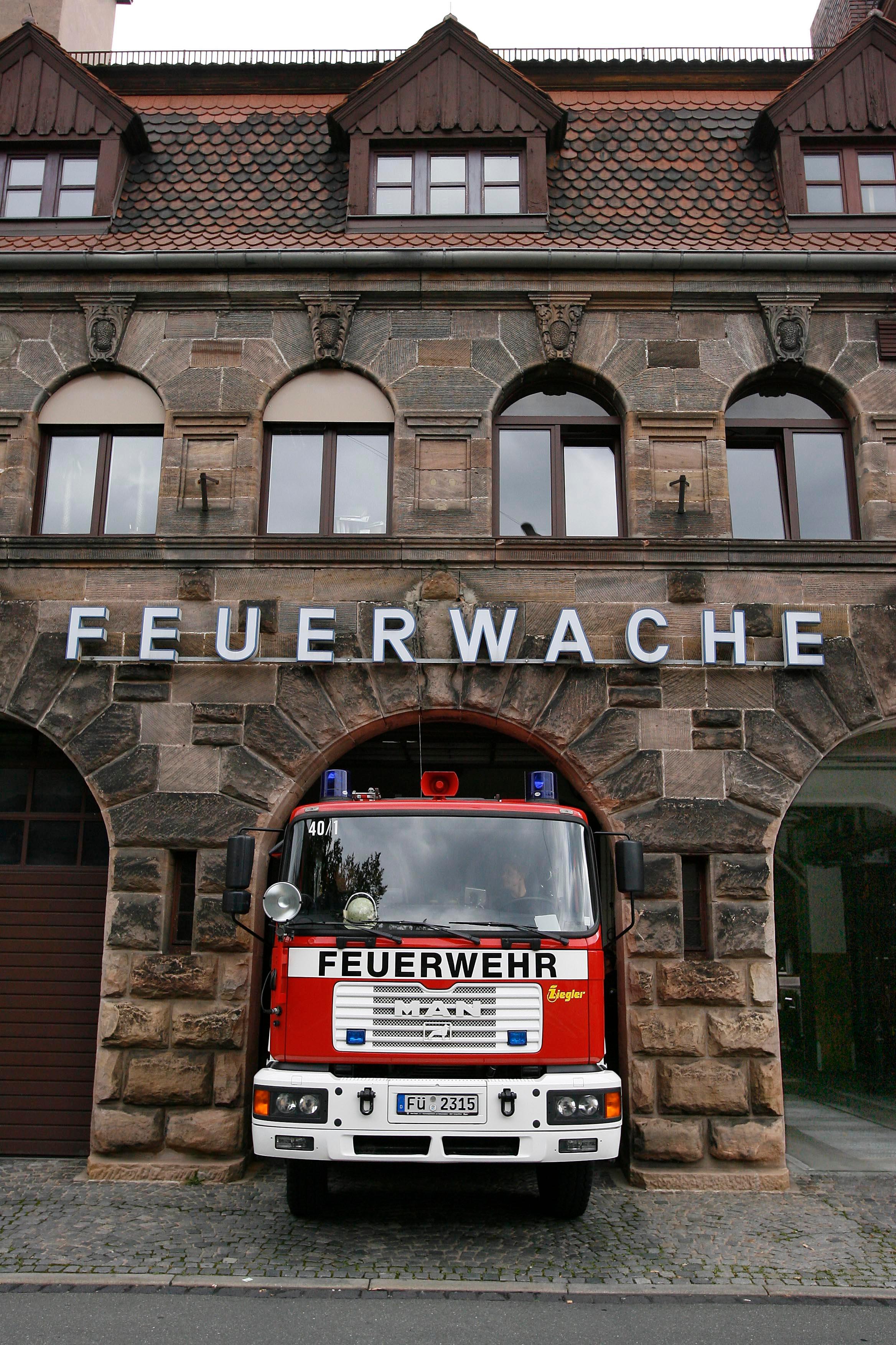 Einst für Pferdefuhrwerke konzipiert, kann es für moderne Löschfahrzeuge eng werden.