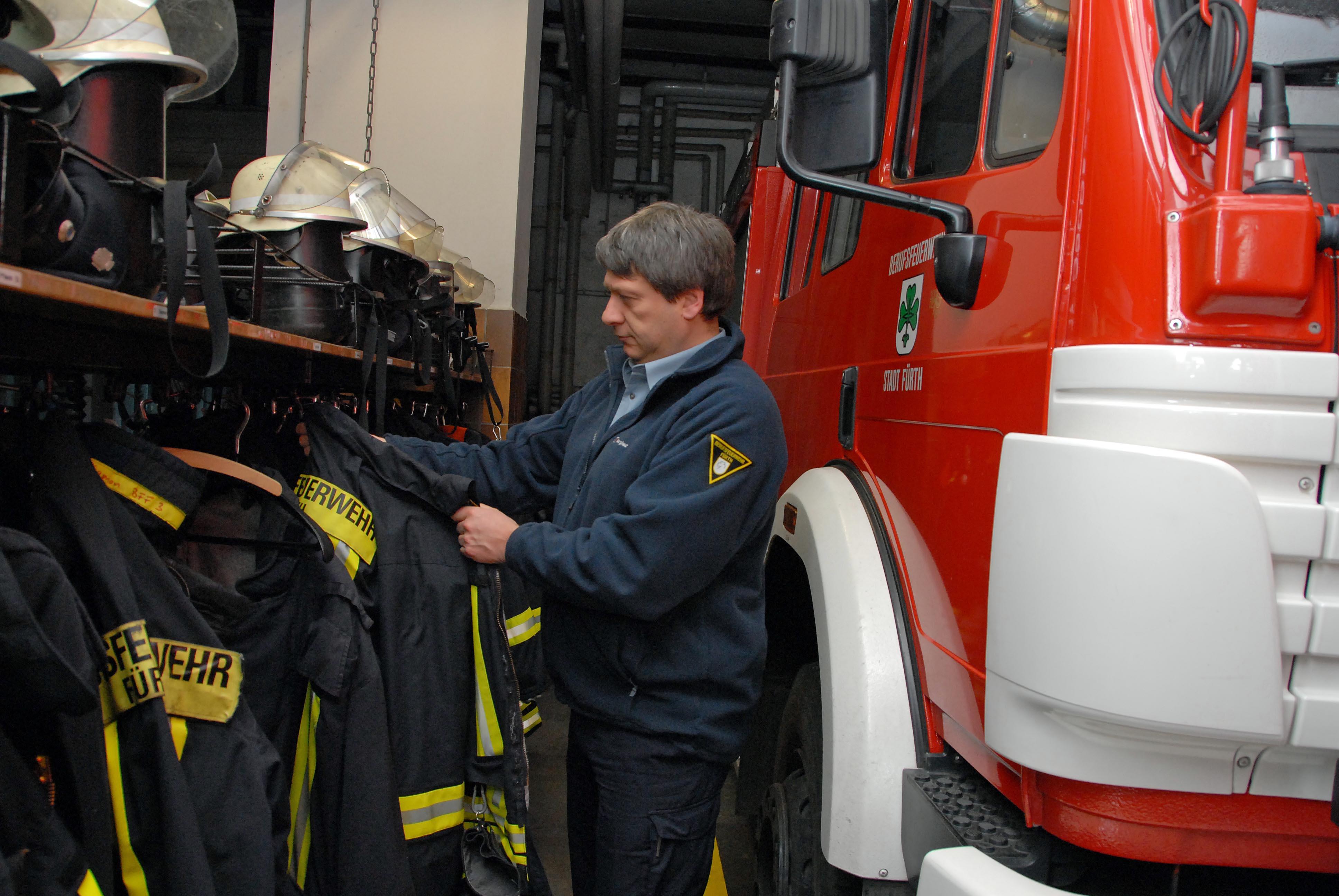 Wo ist die passende Jacke: Feurwehrchef Christian Gußner sucht aus.