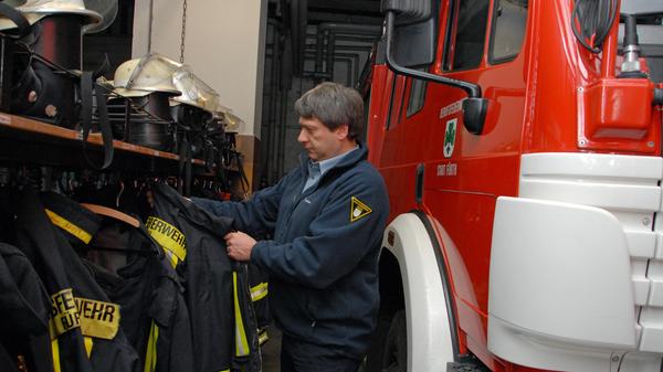Wo ist die passende Jacke: Feurwehrchef Christian Gußner sucht aus.
