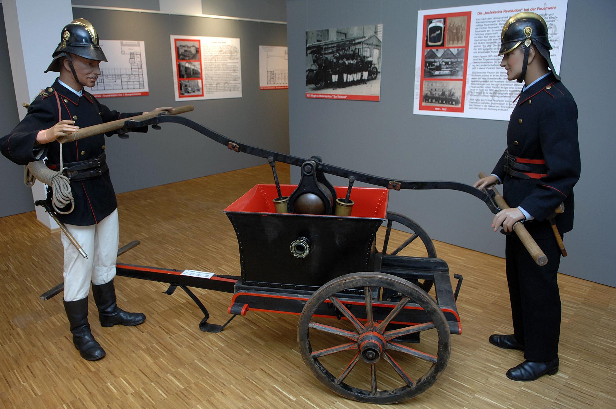 So wurde einst gelöscht: Eine Jubiläumsschau im Stadtmuseum zeigte den Einsatz eines Pumpenwagens.