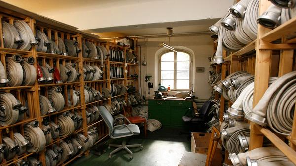 Willkommen in der Wache: So sah und sieht es im Gebäude am Helmplatz aus.