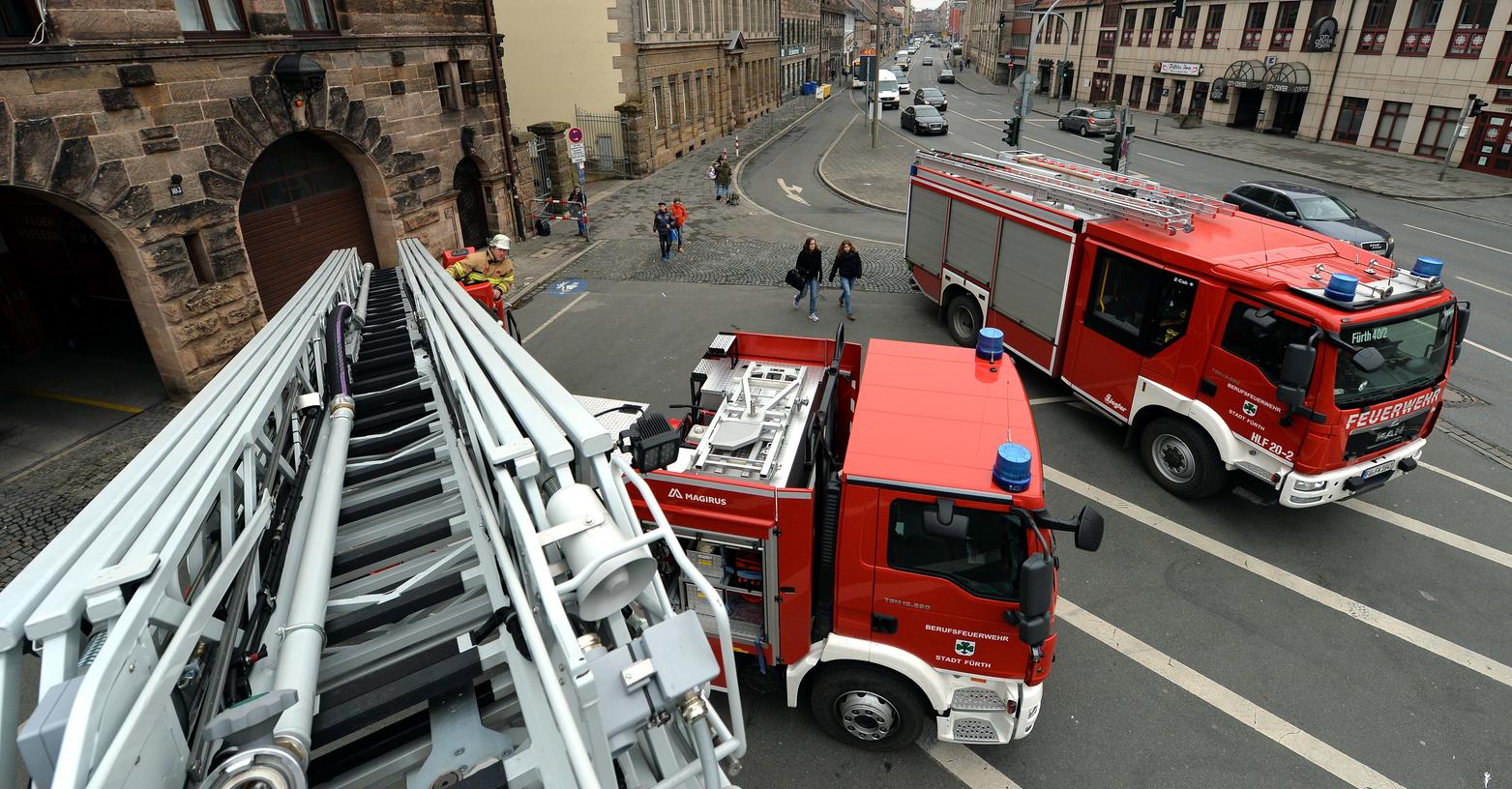 Wenn die Fürther Feuerwehr ausrückt, dann muss es schnell gehen - die Lage am Fürther Helmplatz ist da Gold wert. Meistens zumindest.