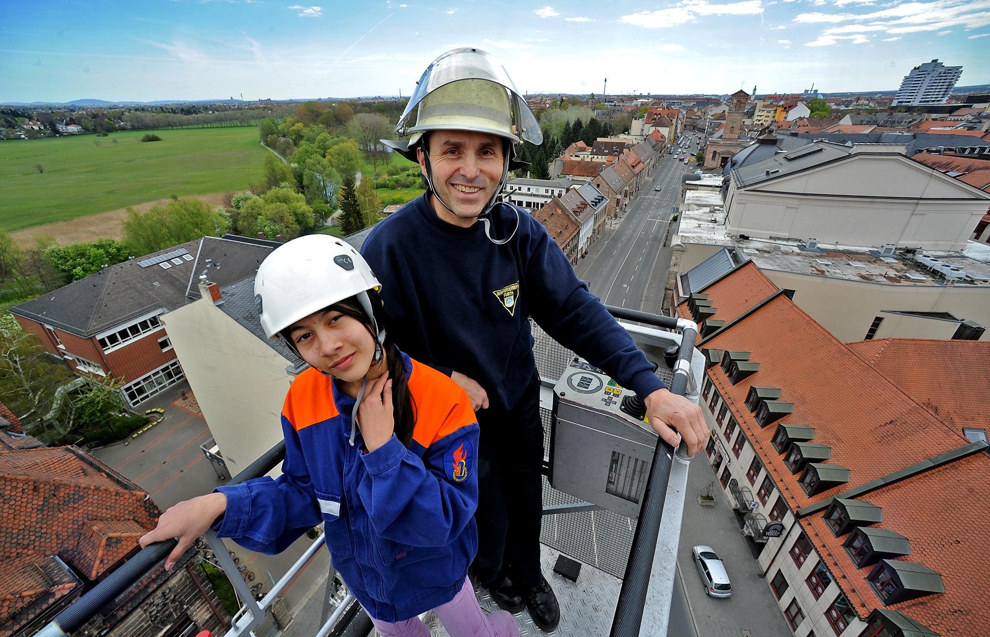 Zu besonderen Anlässen dürfen auch Jugendliche mal in den Korb der Drehleiter - wie hier beim Girls' Day 2012.