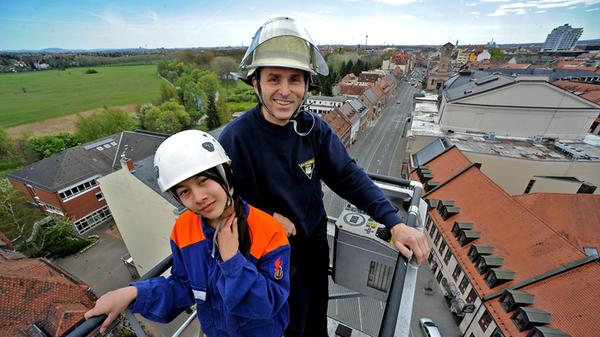 Zu besonderen Anlässen dürfen auch Jugendliche mal in den Korb der Drehleiter - wie hier beim Girls' Day 2012.