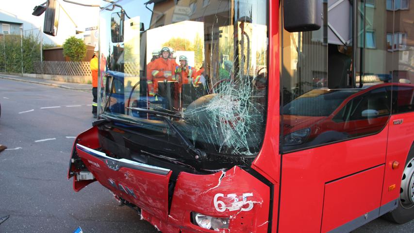 Frau übersieht rote Ampel: VAG-Bus kracht in Skoda-Kombi