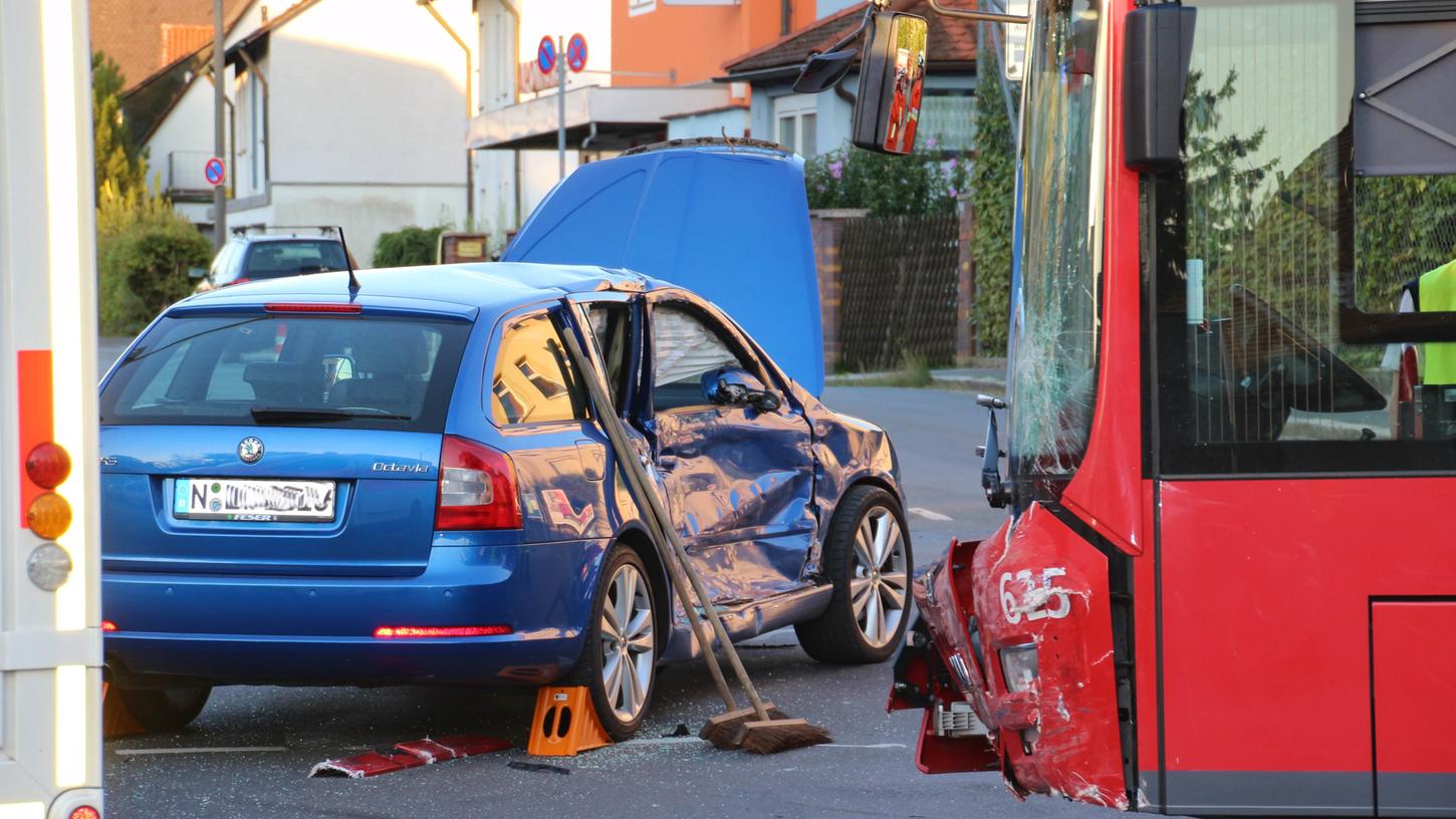 Die Lenkerin des Skodas sowie der Busfahrer wurden leicht verletzt, der Säugling auf der Rückbank blieb wohl verschont.