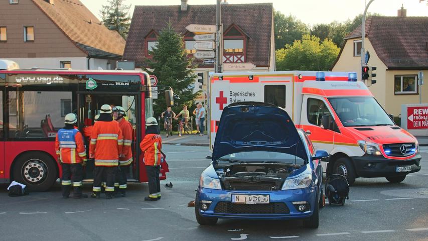 Unfall Nürnberg Johannes-Brahms-Str. Ecke Gaulnhofer Str., Linienbus kollidiert frontal mit PKW, 2 Personen und ein Säugling verletzt ins Krankenhaus, 17.08.2016, ToMa/Reitmayer