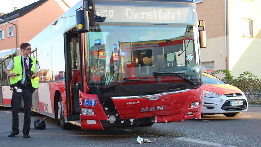 Frau übersieht rote Ampel: VAG-Bus kracht in Skoda-Kombi