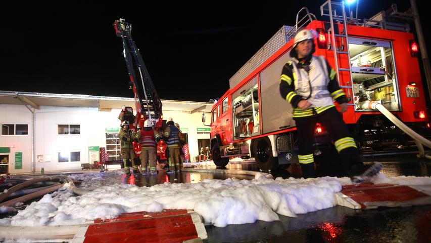Im Schonunger Ortsteil Abersfeld (Landkreis Schweinfurt) hat in der Nacht von Mittwoch auf Donnerstag eine Werkstatthalle des Baumarkts BayWa gebrannt. Kurz vor 23 Uhr traf die Feuerwehr ein. Der Rauch entwickelte sich so stark, dass die Bevölkerung in einigen Ortsteilen gewarnt werden musste.